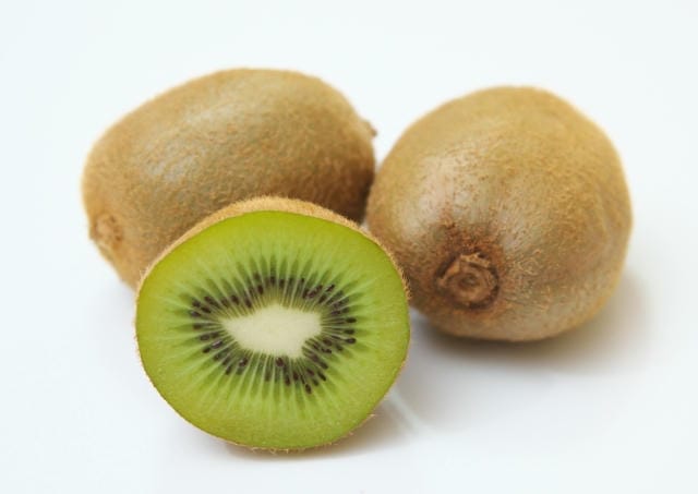 キウイがシャリシャリする原因とは？食べられるかの判断と硬さ対策