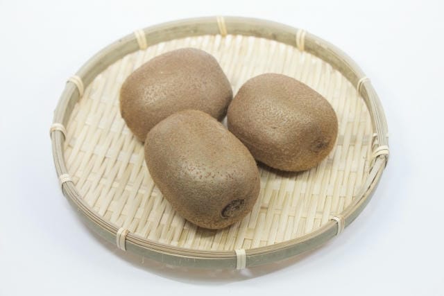 キウイからチーズの匂いがするのはなぜ？香りの原因と腐敗のリスク