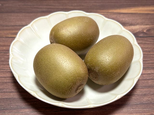 キウイがずっと固いままなのはなぜ？柔らかくならない原因と追熟の方法